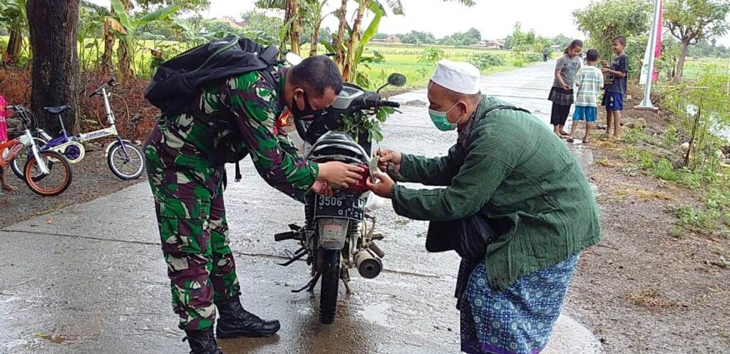Ringan Tangan, TNI Juga Bantu Benahi Sepeda Motor Warga
