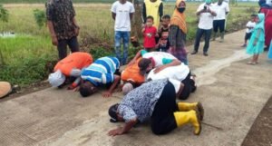 Sujud Syukur Warga Sendang Kulon Usai Selesainya Jalan TMMD