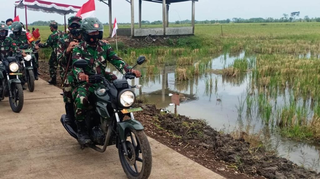 Bonceng Motor, Danrem 073 Tinjau Hasil Pembangunan Jalan TMMD