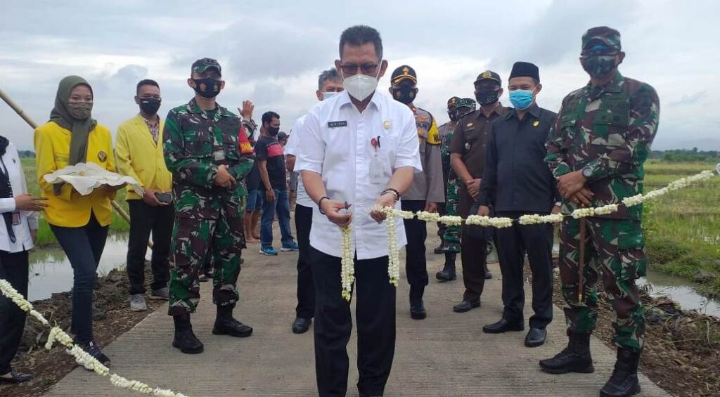 Pemotongan Pita Tandai Usainya TMMD di Sendang Kulon