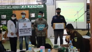 Bantuan Gerobak Dorong Dari Baznas Warnai Penutupan TMMD Kodim Kendal