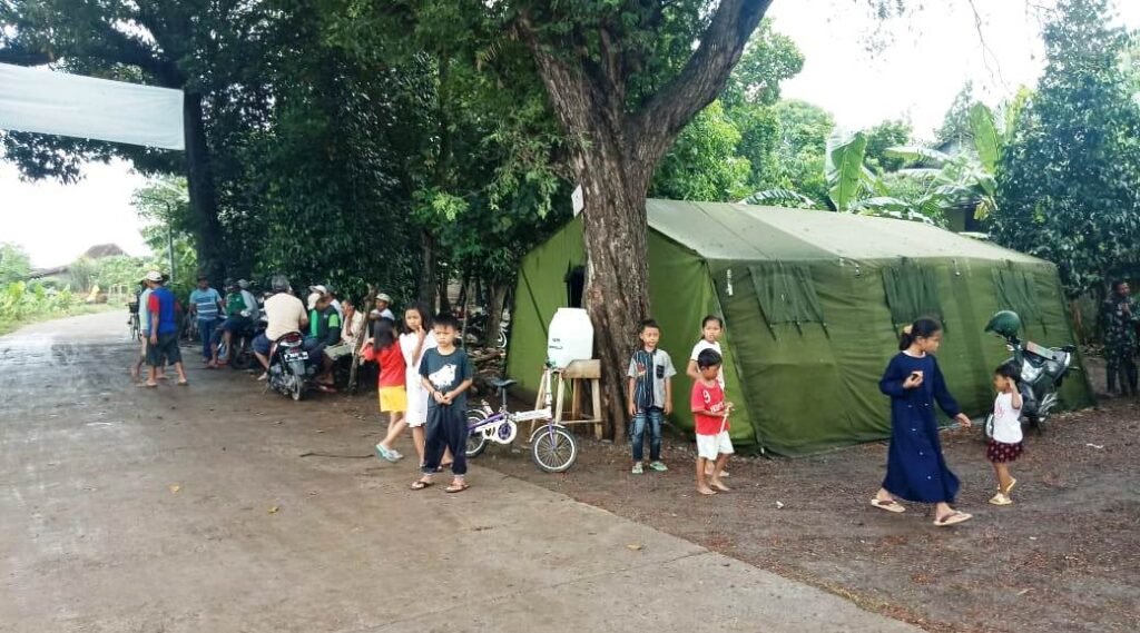 Riangnya Anak-anak Manfaatkan Jalan TMMD Untuk Main ke Pantai Pening