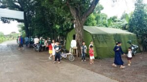 Riangnya Anak-anak Manfaatkan Jalan TMMD Untuk Main ke Pantai Pening