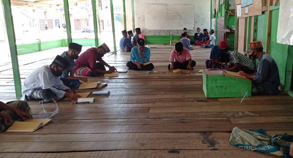Ikuti Prokes, Santri Pesantren Aceh Tamiang Terus Belajar
