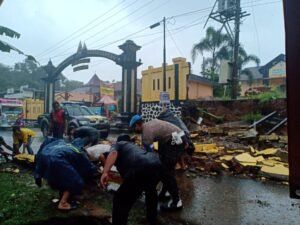 Gotong Royong Bersama Warga, Polsek dan Koramil Blado Bersihkan longsor