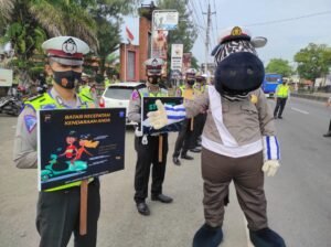 Boneka Zebra Sat Lantas Polres Pekalongan Turun ke Jalan