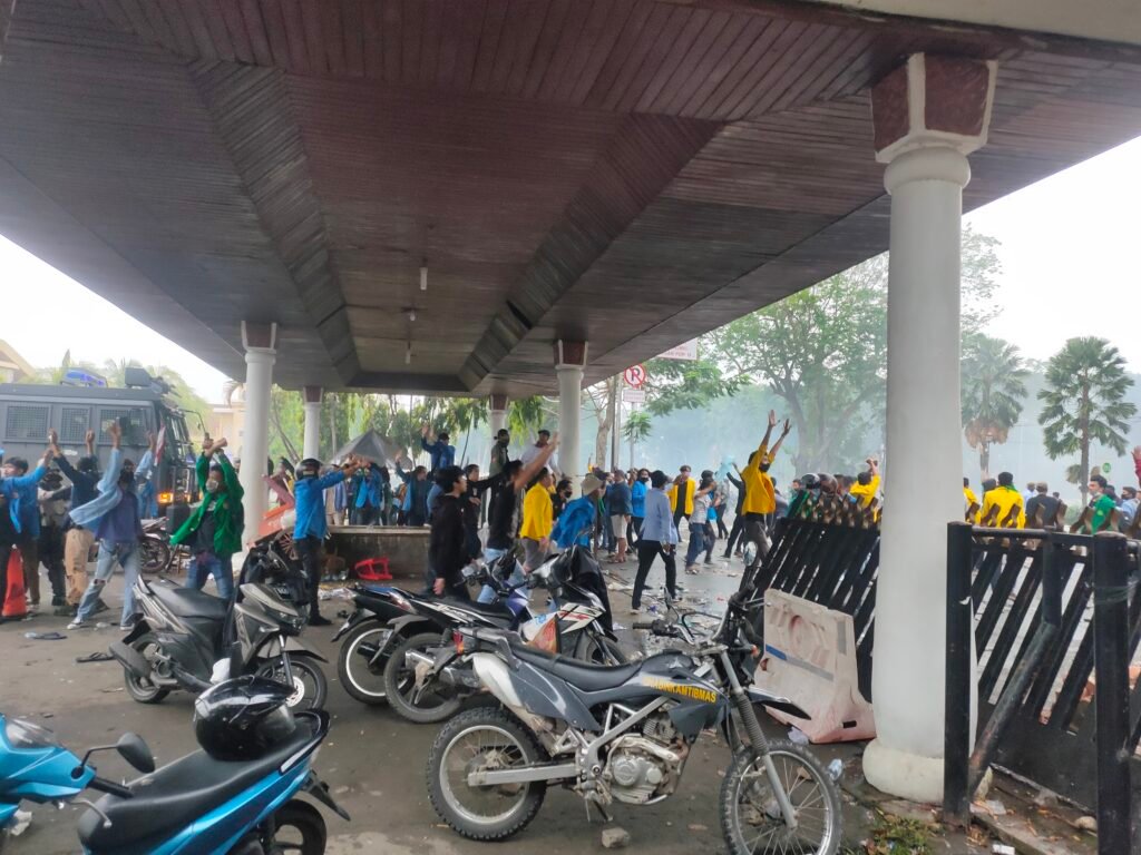 Aksi Demo Tolak Omnibus Law di Palembang Berakhir Ricuh