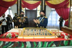 Panglima TNI Terima Kejutan dari Kapolri di HUT Ke-75 TNI