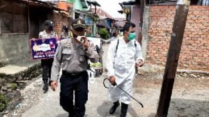 Polres Lahat Lakukan Penyemprotan Disinfektan di Wilayah Pemukiman Penduduk