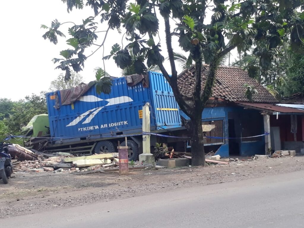 Akibat Rem Blong, Truk Kontainer Bermuatan Batubara Tabrak Rumah Warga