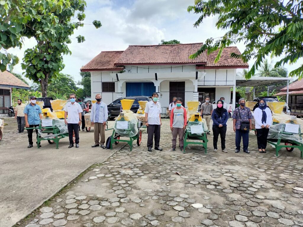 Kelompok Tani Muba Terima 11 Unit Mesin Perontok Jagung