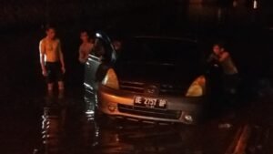Akibat Kurang Pencahayaan, Grand Livina Terjebak Genangan Air di Underpass Lahat