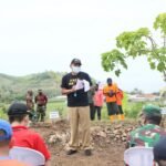 menanam pohon di pegunungan gundul, tepatnya Bukit Pasetran Gondomayit, Desa Tambakrejo, Kecamatan Wonotirto, Kabupaten Blitar Jawa Timur (Jatim)