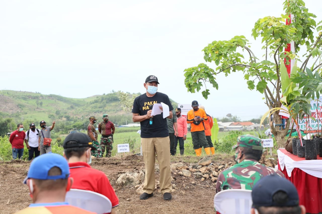 menanam pohon di pegunungan gundul, tepatnya Bukit Pasetran Gondomayit, Desa Tambakrejo, Kecamatan Wonotirto, Kabupaten Blitar Jawa Timur (Jatim)