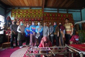 Dekranasda Sumsel Fasilitasi Pengadaan Bahan Baku Kerajinan Kain Kawai Kanduk