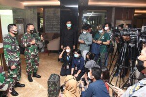 Kapuspen TNI: Penurunan Baliho HRS Yang Dilakukan Pangdam Jaya Didukung Panglima TNI