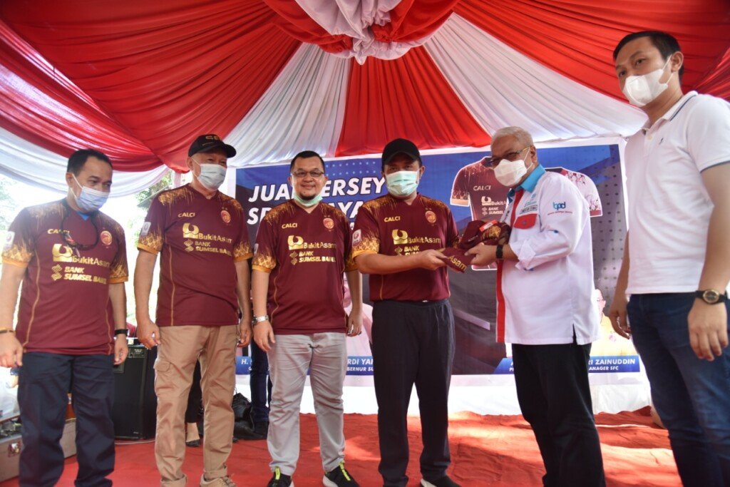 Lapak Jualan Jersey SFC Gubernur Herman Deru Diserbu Pembeli