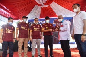 Lapak Jualan Jersey SFC Gubernur Herman Deru Diserbu Pembeli