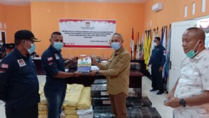 KPU Fakfak Serahkan APK dan Bahan Kampanye Pilkada