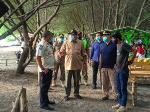 Pjs Bupati Blitar Pimpin Operasi Yustisi di Pantai Serang