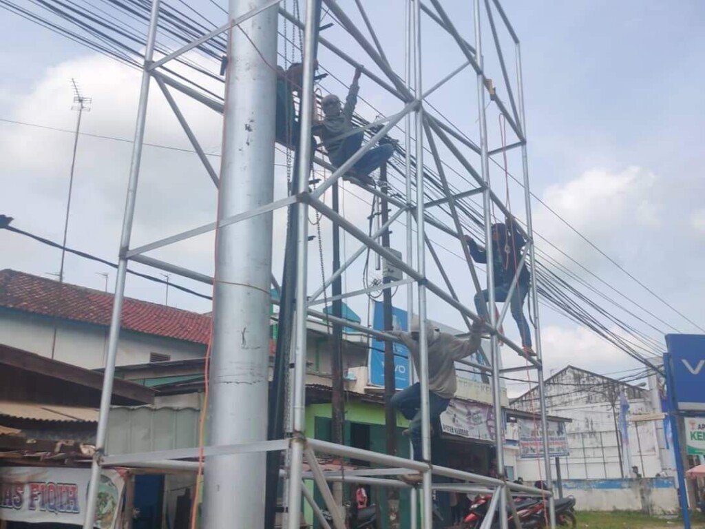 Diduga Tak Sesuai Aturan, Satpol-PP Banyuasin Segel Reklame Rokok