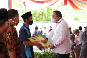 Bupati Dodi Reza Banjiri Warga Sanga Desa dengan Bantuan