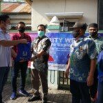 Pembagian sembako, nasi uduk dan paket internet darik PT Bukit Asam ke warga dan tenaga pendidik di Palembang (Nefri / Mattanews.co)