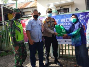 Pembagian sembako, nasi uduk dan paket internet darik PT Bukit Asam ke warga dan tenaga pendidik di Palembang (Nefri / Mattanews.co)