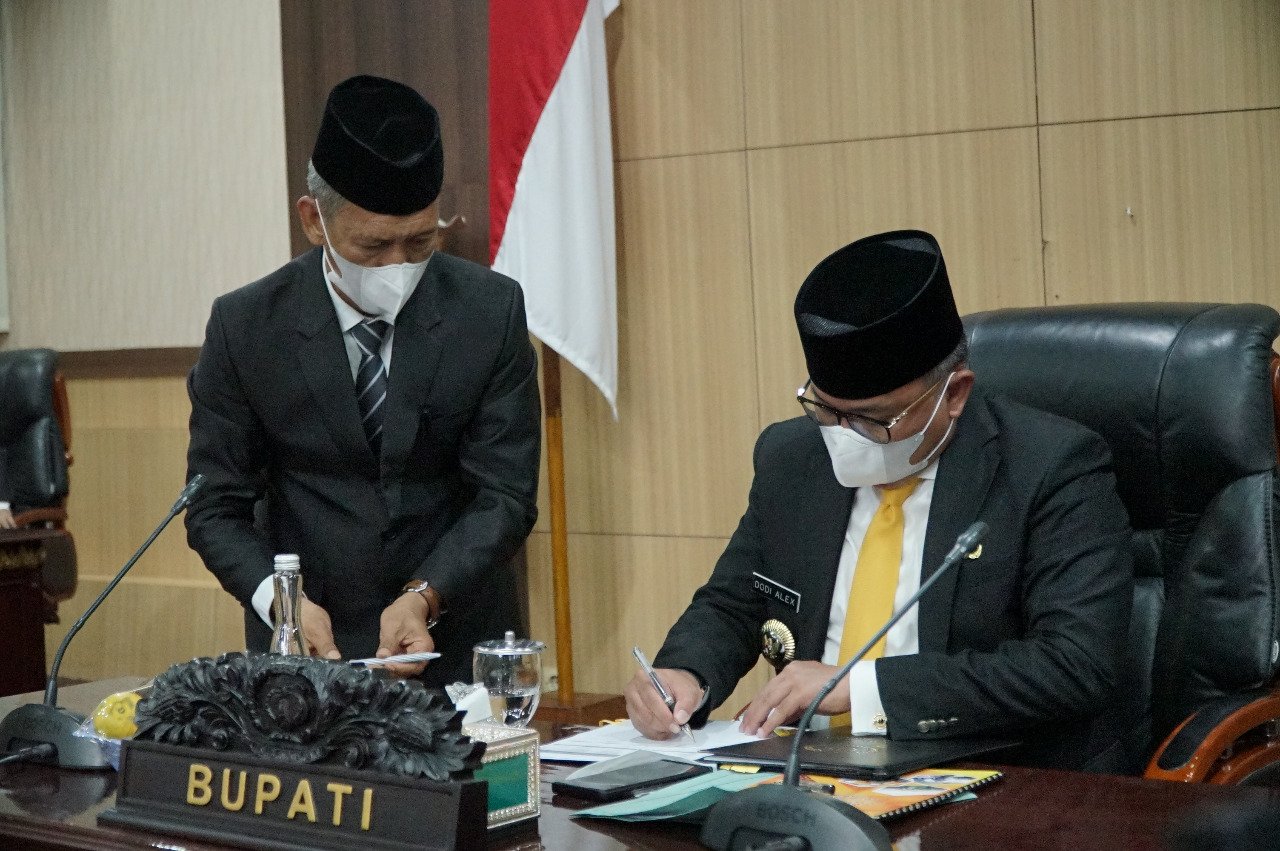 Dodi Reza Alex Noerdin saat mengikuti rapat R-APBD DPRD Muba (Dok Humas Pemkab Muba / Mattanews.co)