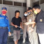 Salah satu warga Kabupaten Blitar Jawa Timur mendapatkan sanksi karena tidak menggunakan masker saat beraktivitas di luar rumah (Robby / Mattanews.co)