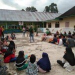 Anak-anak di Nagari Tanjung Kabupaten Tanah Datar Sumbar mengisi kekosongan waktu dengan belajar tarian Minangkabau (M Rafi / Mattanews.co)