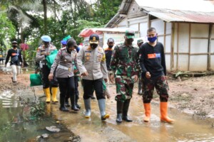 Dandim dan Kapolres Cilacap Beri Bantuan Sembako ke Korban Banjir di Kroya