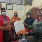 Ketua KPUD Ogan Ilir menyerahkan SK pembatalan diskualifikasi dan kepesertaan paslon petahana Ilyas-Endang di Pilkada Ogan Ilir (Salifuddin / Mattanews.co)