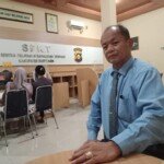 M Wisnu Oemar selaku kuasa hukum N saat melaporkan kasus rudapaksa ke Polres Banyuasin Sumsel (Nasir / Mattanews.co)