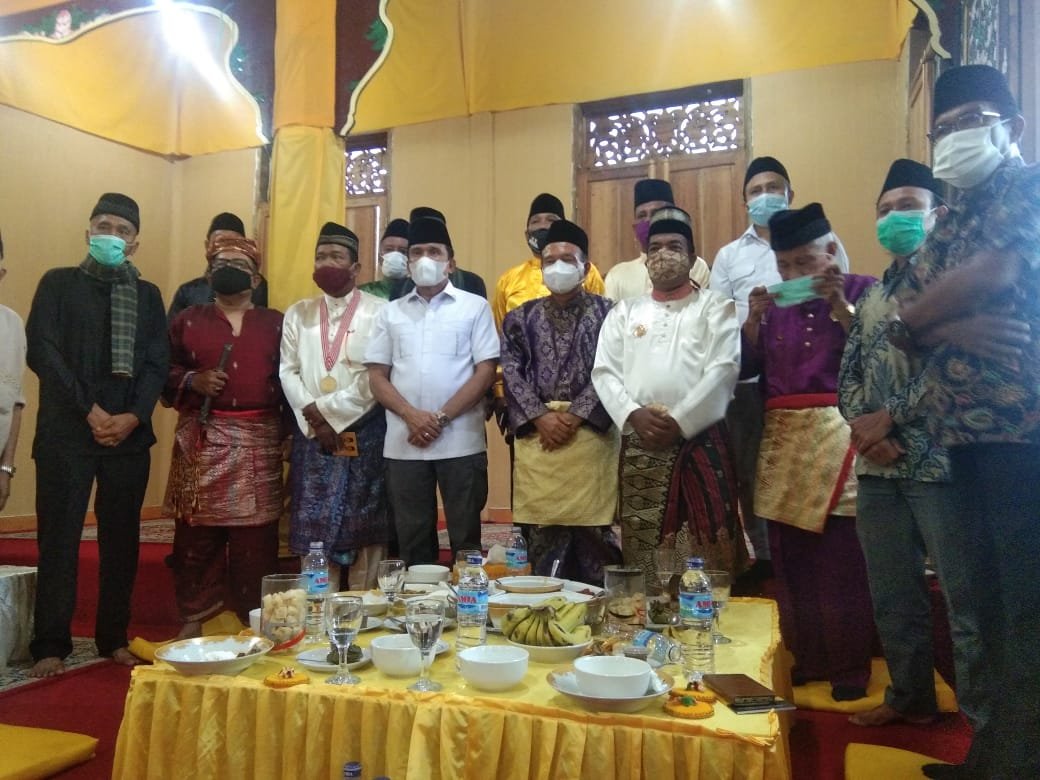 Cagub Sumbar Fahrizal mengunjungi Rumah Kerajaan Putih Lindung Bulan di Pagaruyung (M Rafi / Mattanews.co)