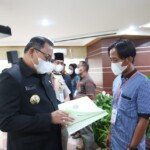 Bupati Muba Dodi Reza Alex Noerdin menyerahkan Sertifikat Hak Milik (SHM) ke warganya (Dok. Humas Pemkab Muba / Mattanews.co)