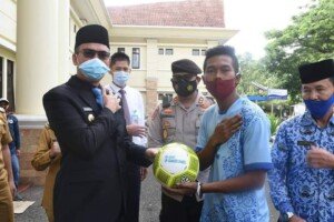 Pemkot Pagar Alam Terima Bola Dari Gerakan Sejuta Bola Sumsel