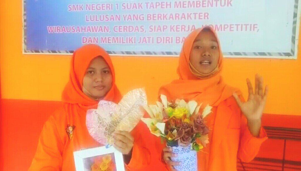 2 Pelajar SMKN 1 Suak Tapeh Sulap Berbagai Limbah Jadi Produk Ekonomis