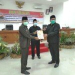 Penyerahan pandangan fraksi-fraksi DPRD Tanah Datar ke Pjs Bupati Tanah Datar di sidang paripurna (M Rafi / Mattanews.co)