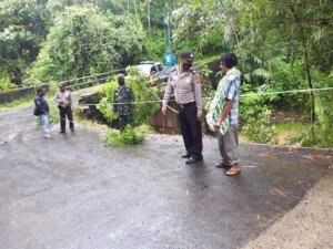Jembatan Cigugur Longsor, Polres Ciamis Bantu Evakuasi Warga