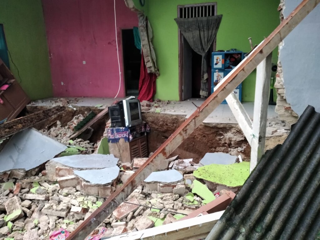 Rumah di Ciamis Ambruk Usai Guyuran Hujan Deras