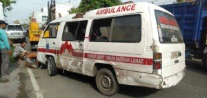 Ambulans Milik RSUD Lahat Tabrak Warung di Bandar Agung
