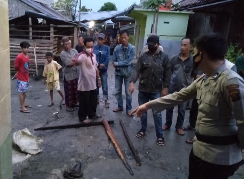 Anggota Polres OKI Sumsel menunjukkan Tempat Kejadian Perkara (TKP) penembakan di samping masjid (Rachmat Sutjipto / Mattanews.co)