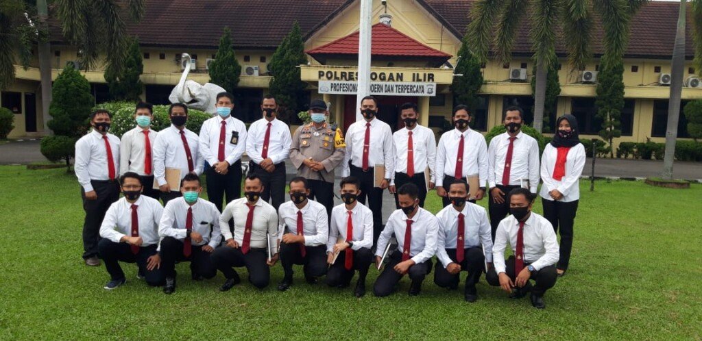 Belasan Anggota Polisi Menerima Reward dari Kapolres Ogan Ilir