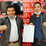 Ketua Investigasi Dewan Pimpinan Daeran (DPD) Badan Penelitian Aset Negara Lembaga Aliansi Indonesia (BAPAN LAI) Sekaligus Warga Kabupaten Ogan Ilir, Yongki Ariansyah didampingi Kuasa Hukumnya Aulia Aziz Alhaqqi, saat melayangkan laporan terkait paslon petahana Ogan Ilir (Salifuddin / Mattanews.co)