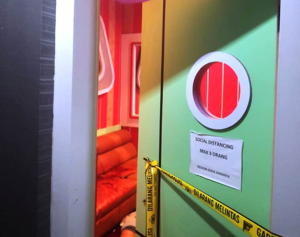 Ruang karaoke di salah satu bisnis karaoke di Prabumulih Timur yang menjadi lokasi pembunuhan AF (Dok. Humas Polres Prabumulih / Mattanews.co)