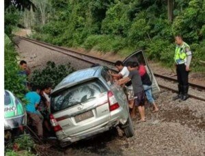 Rel Tanpa Palang Pintu Akibatkan Kereta Api Hantam Innova