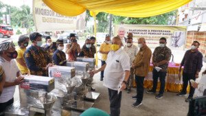 Alex Noerdin Serahkan 4 Unit Mesin Pembuat Bakso
