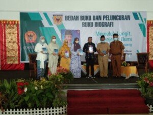 ‘Memeluk Langit Menjejak Bumi’, Buku Biografi Almarhum Bupati Tanah Datar