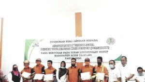 DLH Aceh Tamiang Berikan Penghargaan Kepada Pegawai